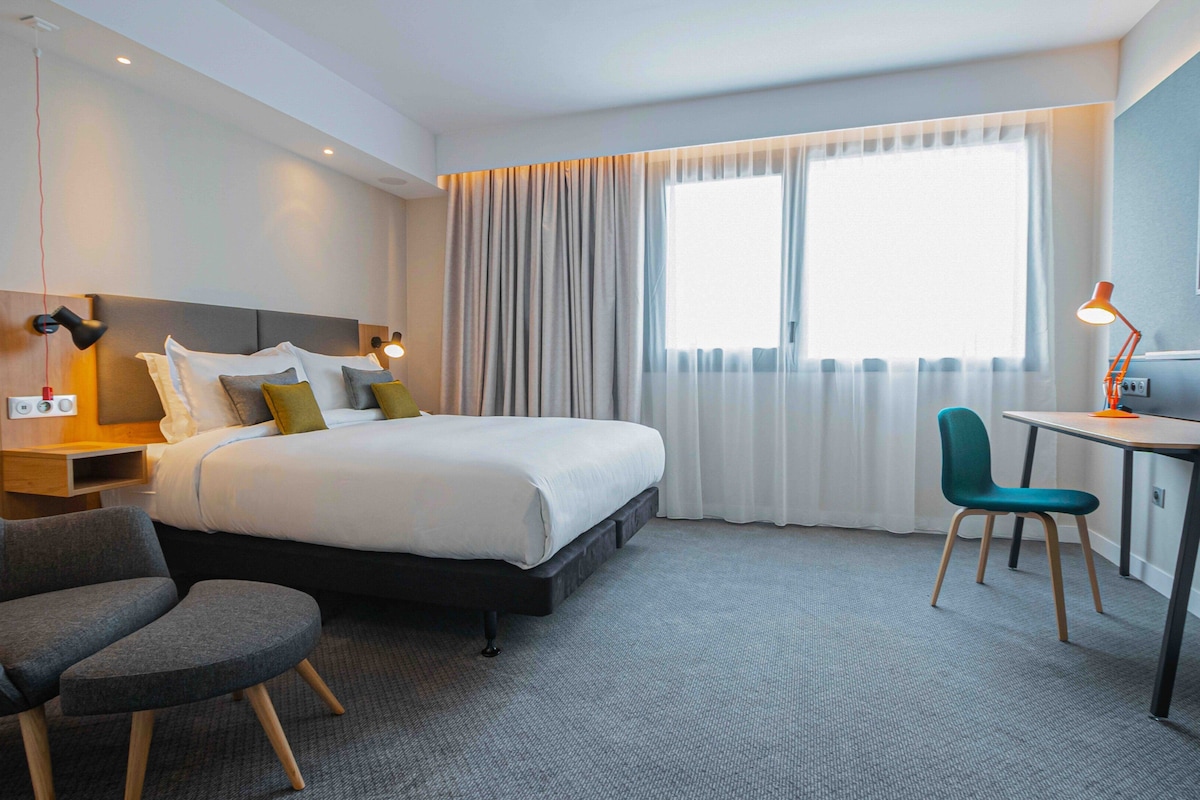 Pillowtop beds, in-room safe, desk, laptop workspace