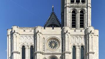 Une grande cathédrale dotée d’un imposant clocher, d’une façade richement décorée et de fenêtres en arc.