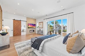 4 bedrooms, desk, iron/ironing board, WiFi