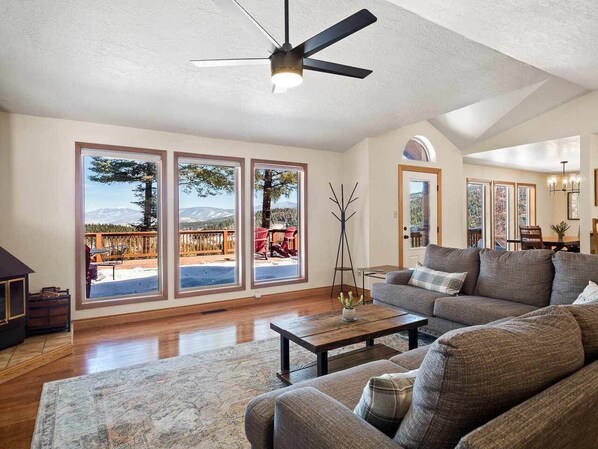 Smart TV, DVD player - Sunrise Pines Walk to Country Club; 2mi from Ski lift, Hot Tub, two decks (Angel Fire)