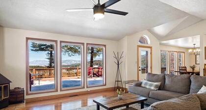 Sunrise Pines Walk to Country Club; 2mi from Ski lift, Hot Tub, two decks