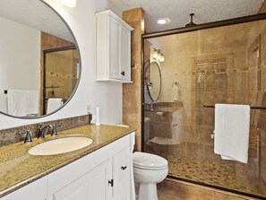 Combined shower/tub, towels