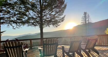 Sunrise Pines Walk to Country Club; 2mi from Ski lift, Hot Tub, two decks