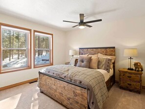 4 bedrooms, iron/ironing board, travel crib, WiFi - Sunrise Pines Walk to Country Club; 2mi from Ski lift, Hot Tub, two decks (Angel Fire)