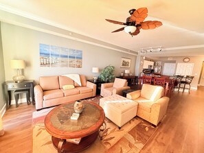 Smart TV, DVD player, video library, stereo - beach front. - STUNNING Huge - 1593 ft beachfront condo. - No elevators needed (Panama City Beach)