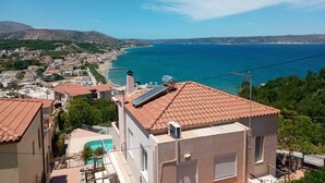 Un borgo costiero con vista sul mare e sulle montagne.