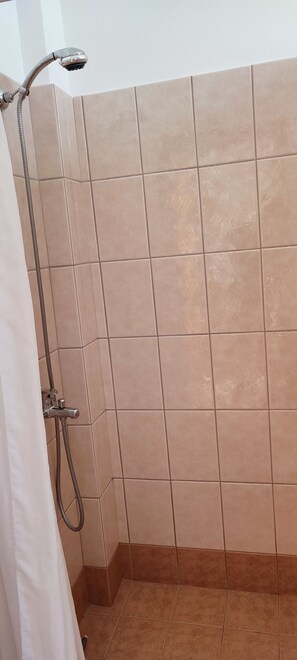 Dusj, hårføner, håndklær og såpe
