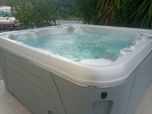 Bañera de hidromasaje al aire libre