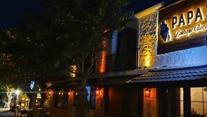 Fassade der Unterkunft – Abend/Nacht