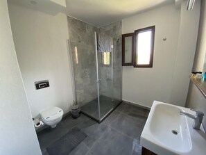 Deluxe-Zimmer | Badezimmer | Dusche, kostenlose Toilettenartikel, Haartrockner