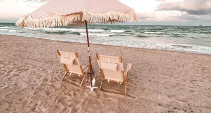 Luxury Villa 3 Blocks to Beach, Saltwater Pool, Outdoor Oasis, firepit, sunlounge's, mini putt and close to all the area has to offer.