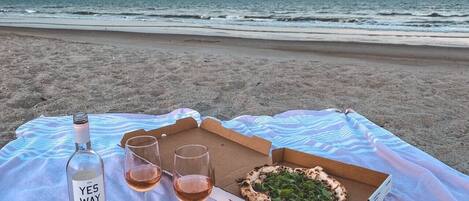 Playa en los alrededores, camastros y toallas de playa