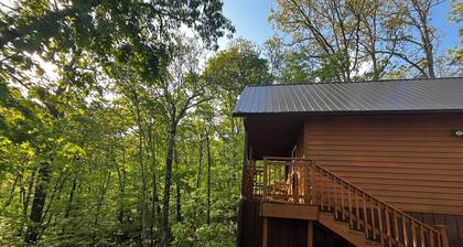 Cozy cabin in our little woodland village - access to pond and meadow