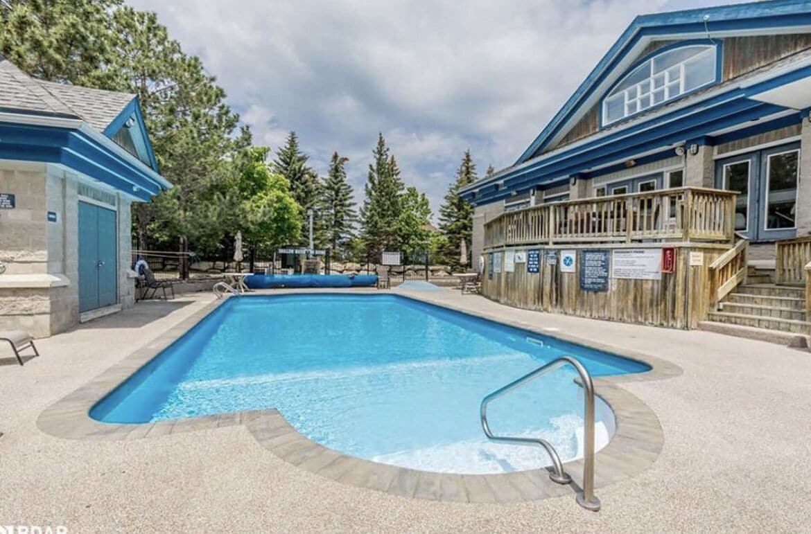 Utomhuspool och uppvärmd pool