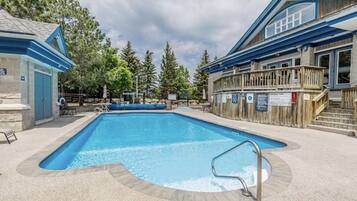 Utomhuspool och uppvärmd pool