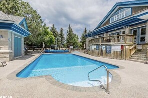 Una piscina al aire libre, una piscina climatizada