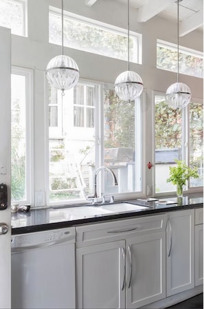 Køleskab, mikrobølgeovn, ovn, kogeplade