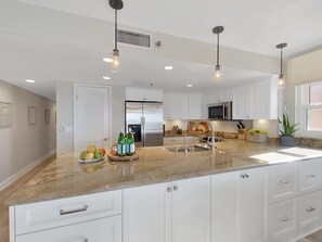 Een koelkast, een magnetron, een oven, een kookplaat