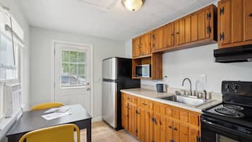 Suíte luxo | Cozinha privada | Micro-ondas, cafeteira/chaleira, talheres/pratos/utensílios de cozinha