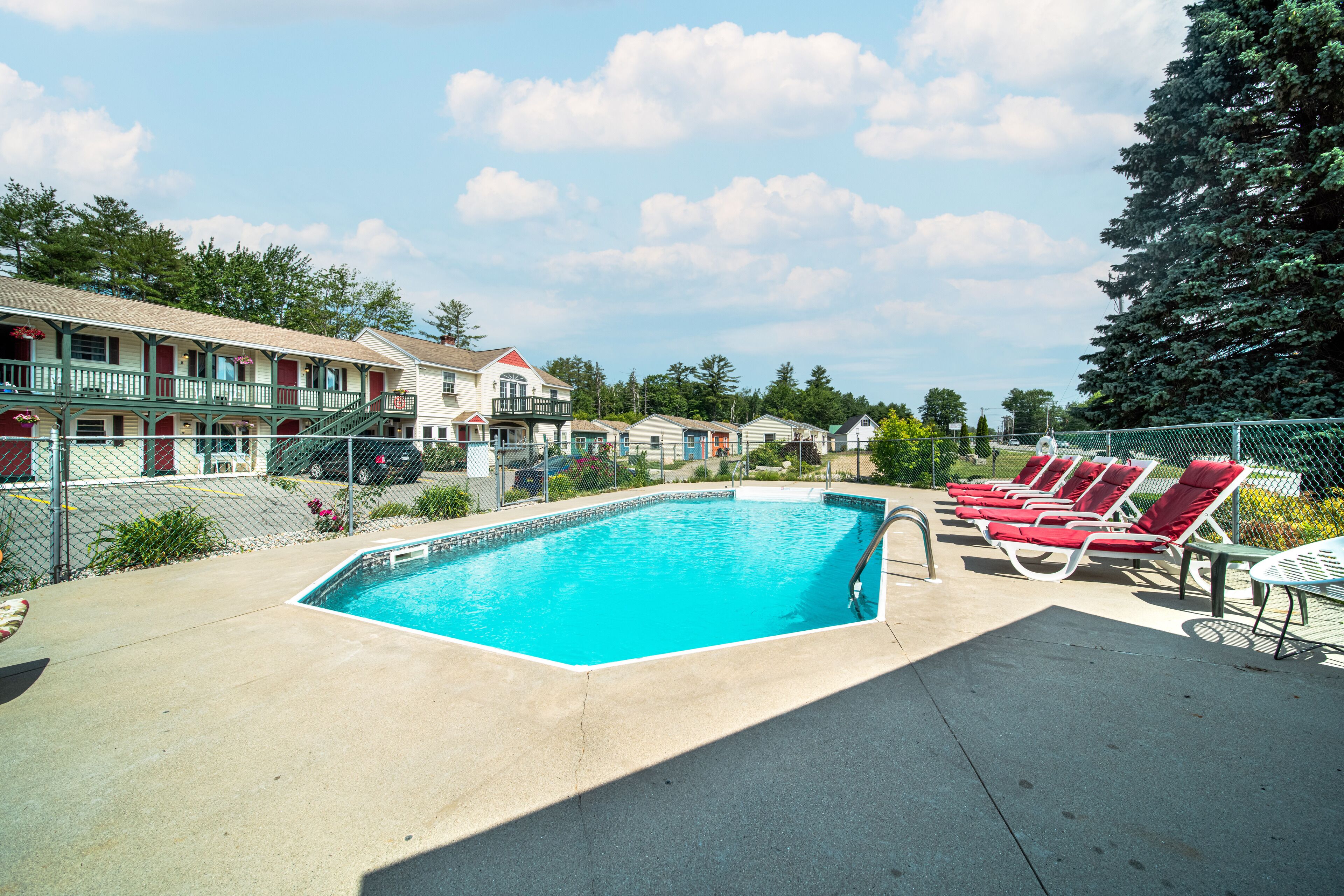 Kauden mukainen ulkouima-allas