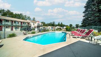 Kauden mukainen ulkouima-allas