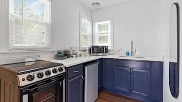 Deluxe Queen Studio with Futon and Kitchenette | Private kitchenette | Microwave, coffee/tea maker, cookware/dishes/utensils, dining tables