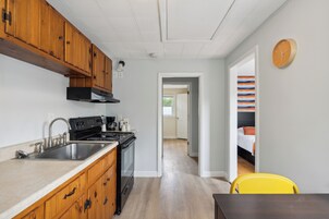 华丽套房 | 私人厨房 | 微波炉、茶具/咖啡用具、厨具/餐具、餐桌