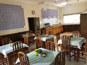 Café da manhã com buffet grátis todos os dias