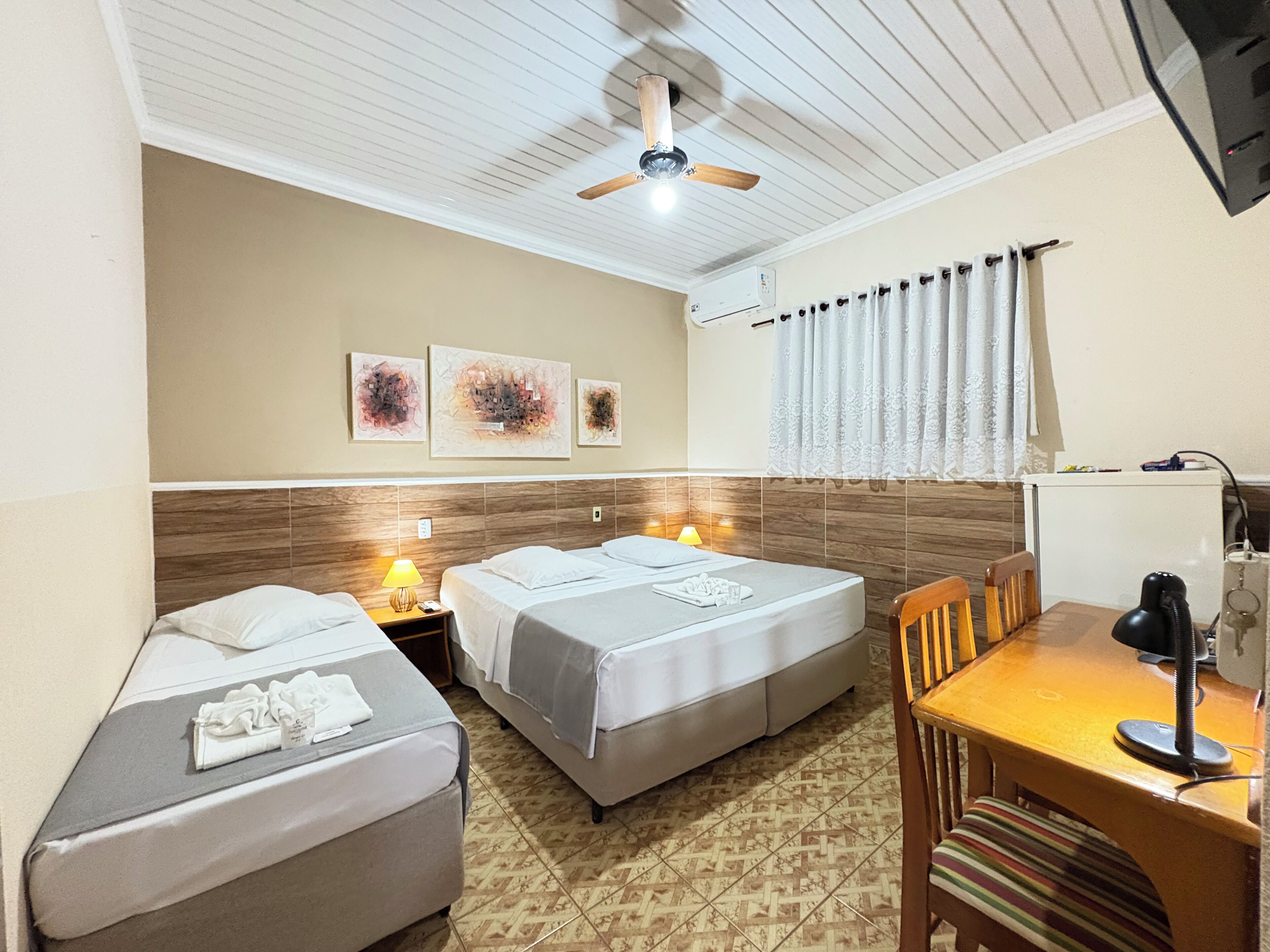 Quarto triplo standard | Roupas de cama antialérgicas, edredons de pluma, escrivaninha