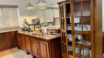 Esmorzar diari d'estil bufet gratuït