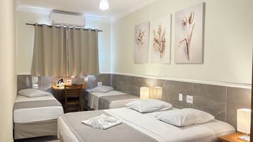 Habitació quàdruple estàndard | Roba de llit hipoal·lergògena, cobrellits i escriptori