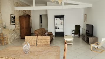 TV connectée, baby-foot, livres