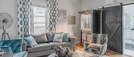 Smart-TV, Kamin, Musikbibliothek, Arbeitsbereiche