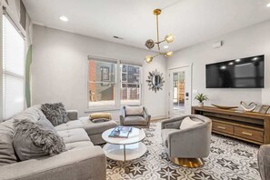 Smart TV, chimenea, biblioteca musical y oficina 