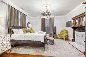 10 bedrooms, desk, iron/ironing board, free WiFi - Downtown Private Backyard Oasis 5 min to Broadway (Nashville)