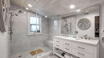 Combined shower/bathtub, hair dryer, towels, soap