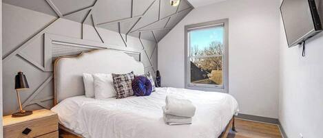 10 chambres, bureau, fer et planche à repasser, lit parapluie