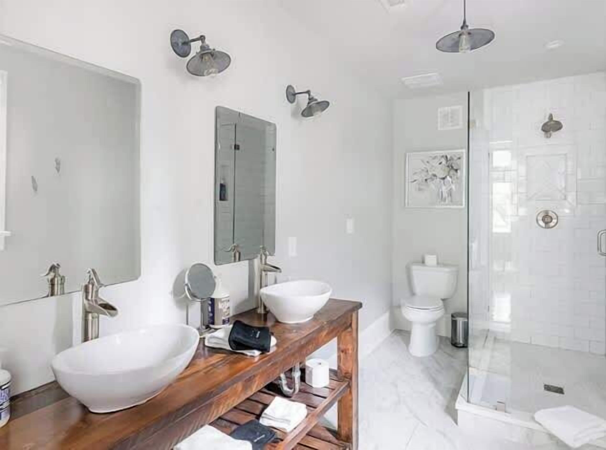 Combined shower/bathtub, hair dryer, towels, soap