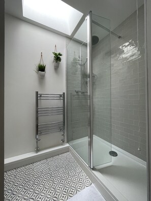 Douche, sèche-cheveux, serviettes fournies, papier toilette