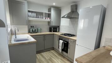 Frigorífico, microondas, horno y placa de cocina