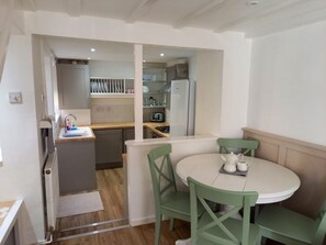Fridge, microwave, oven, stovetop - Beautiful and freshly renovated cottage in the heart of Pwllheli (Pwllheli)