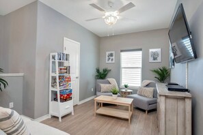 Een smart-tv, videogames, een dvd-speler en boeken