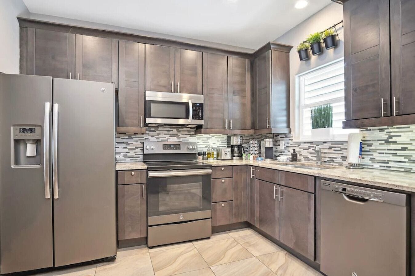 冷蔵庫、電子レンジ、オーブン、コンロ