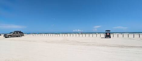 Plage à proximité, chaises longues, serviettes de plage