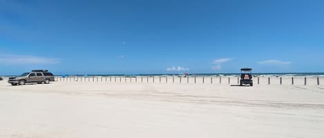 Tæt på stranden, liggestole, badehåndklæder