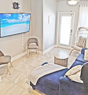 Älytelevisio, videopelejä, DVD-soitin, kirjoja