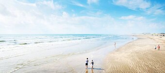 Heated Pool · 5 Minute Walk to Port Aransas Beach · Free Golf Cart · Large Balcony · Gas & Charcoal Grill