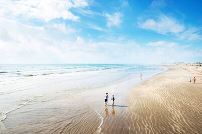 Heated Pool · 5 Minute Walk to Port Aransas Beach · Free Golf Cart · Large Balcony · Gas & Charcoal Grill