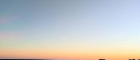 Plage à proximité, chaises longues, serviettes de plage