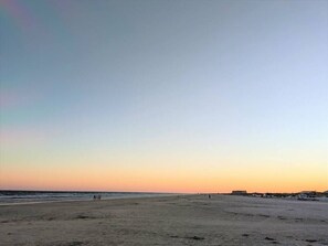 Ranta lähistöllä, aurinkotuoleja, rantapyyhkeitä